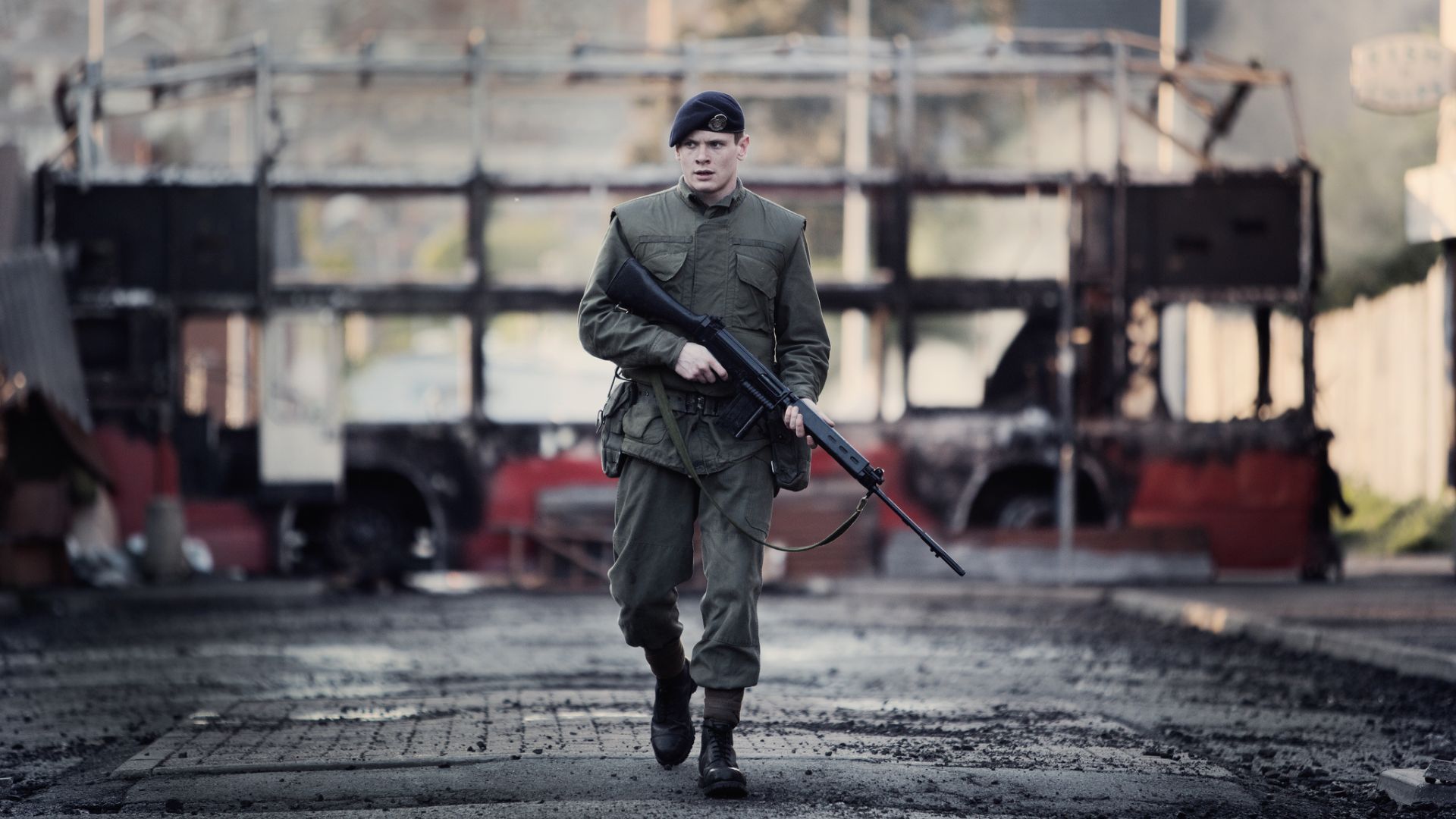 Jack O'Connell as a soldier with a gun in 71' (2014)