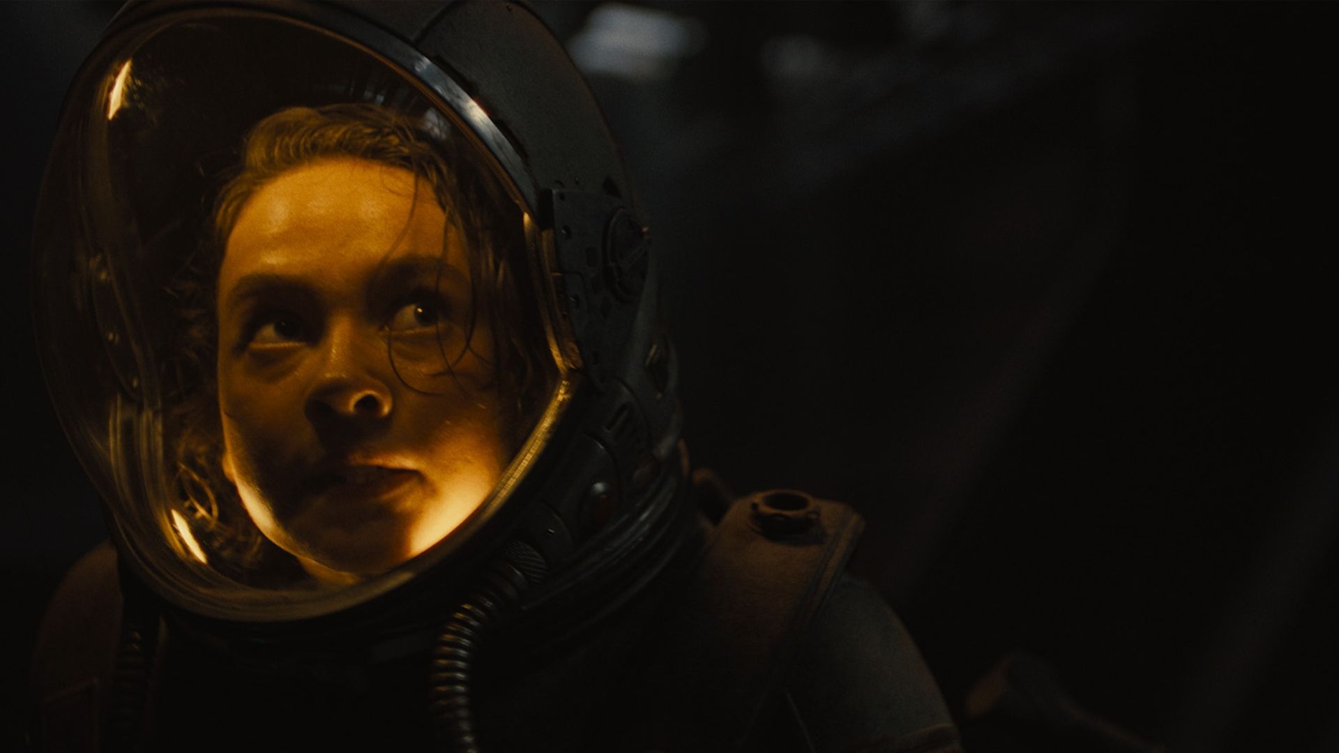 cailee spaeny wears an astronaut suit in the film alien romulus