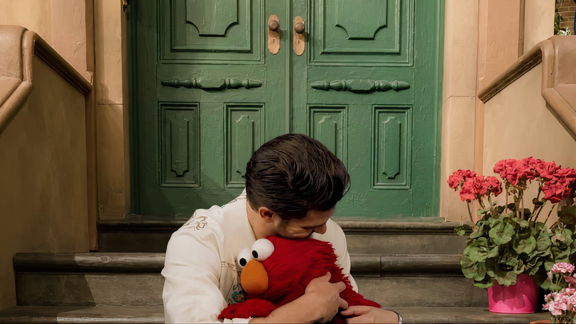 Andrew Garfield Gets Emotional with Elmo About His Mother's Death