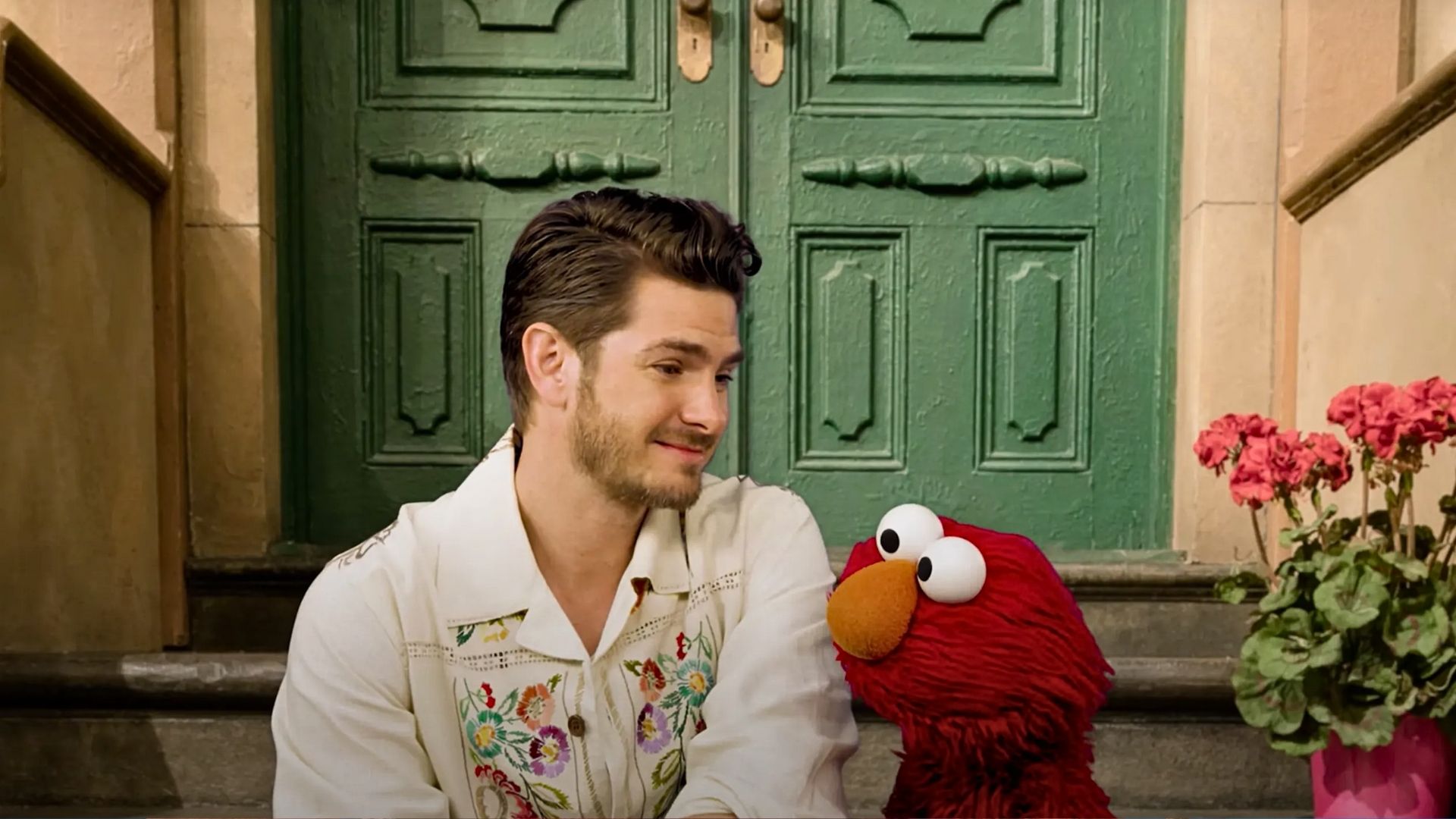 Andrew Garfield's Talks To Elmo About Grief After Mother's Death