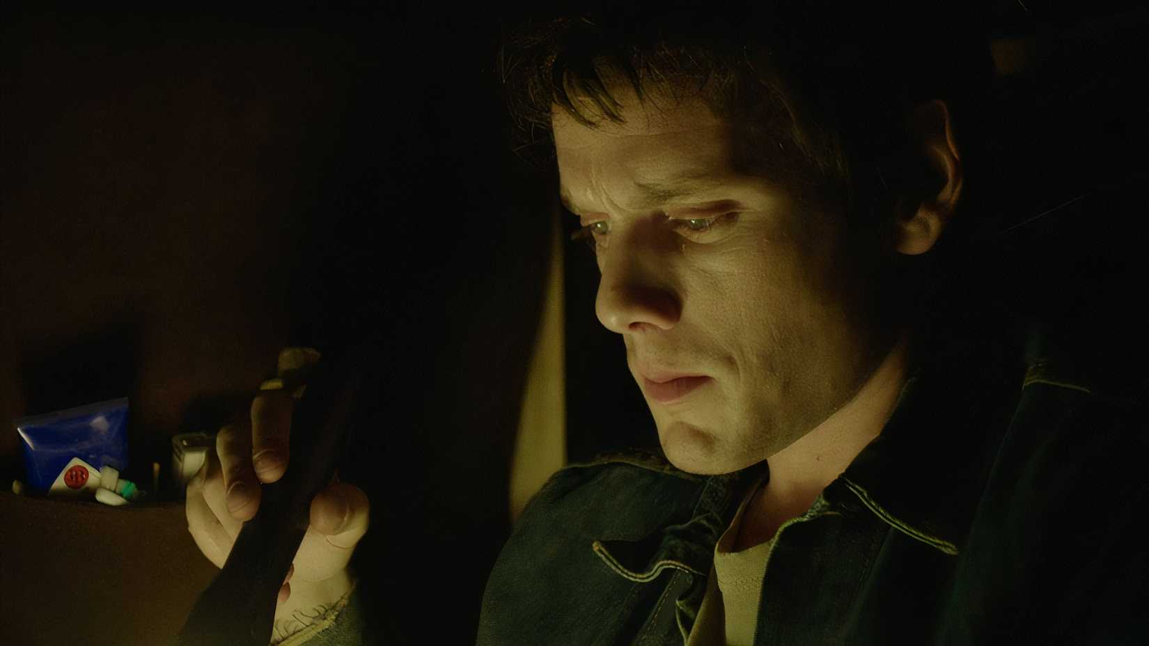 Anton Yelchin holding a flashlight in Green Room (1)