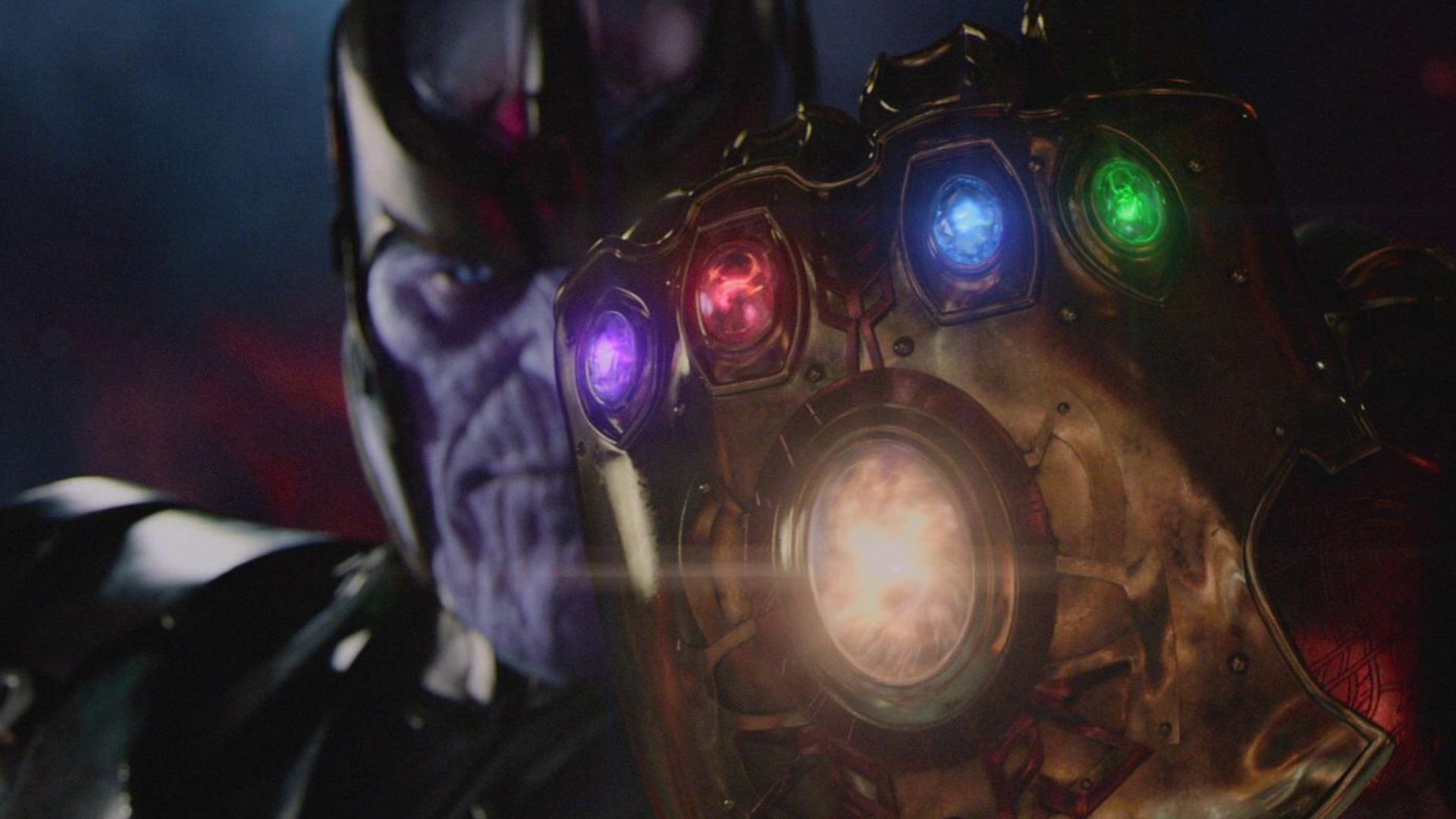 Thanos holding up his gauntlet in Avengers: Infinity War