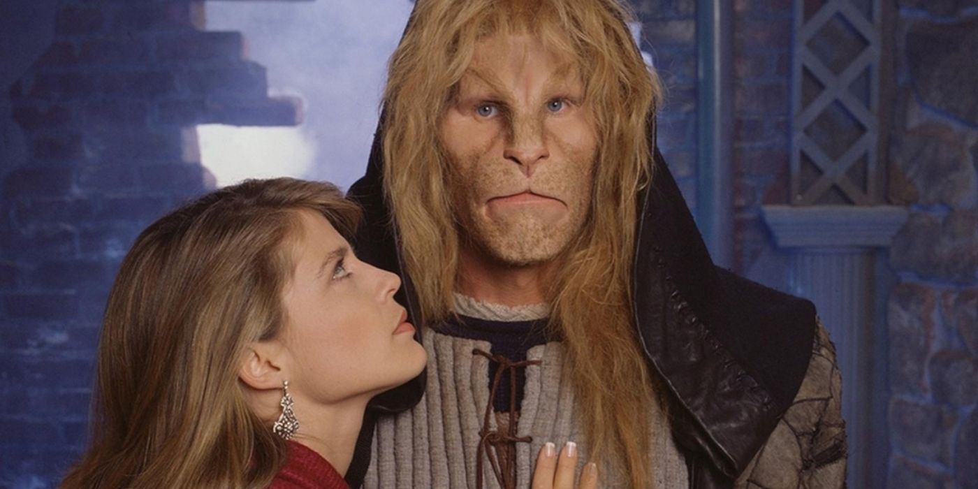 Linda Hamilton and Ron Perlman in 'Beauty and the Beast'