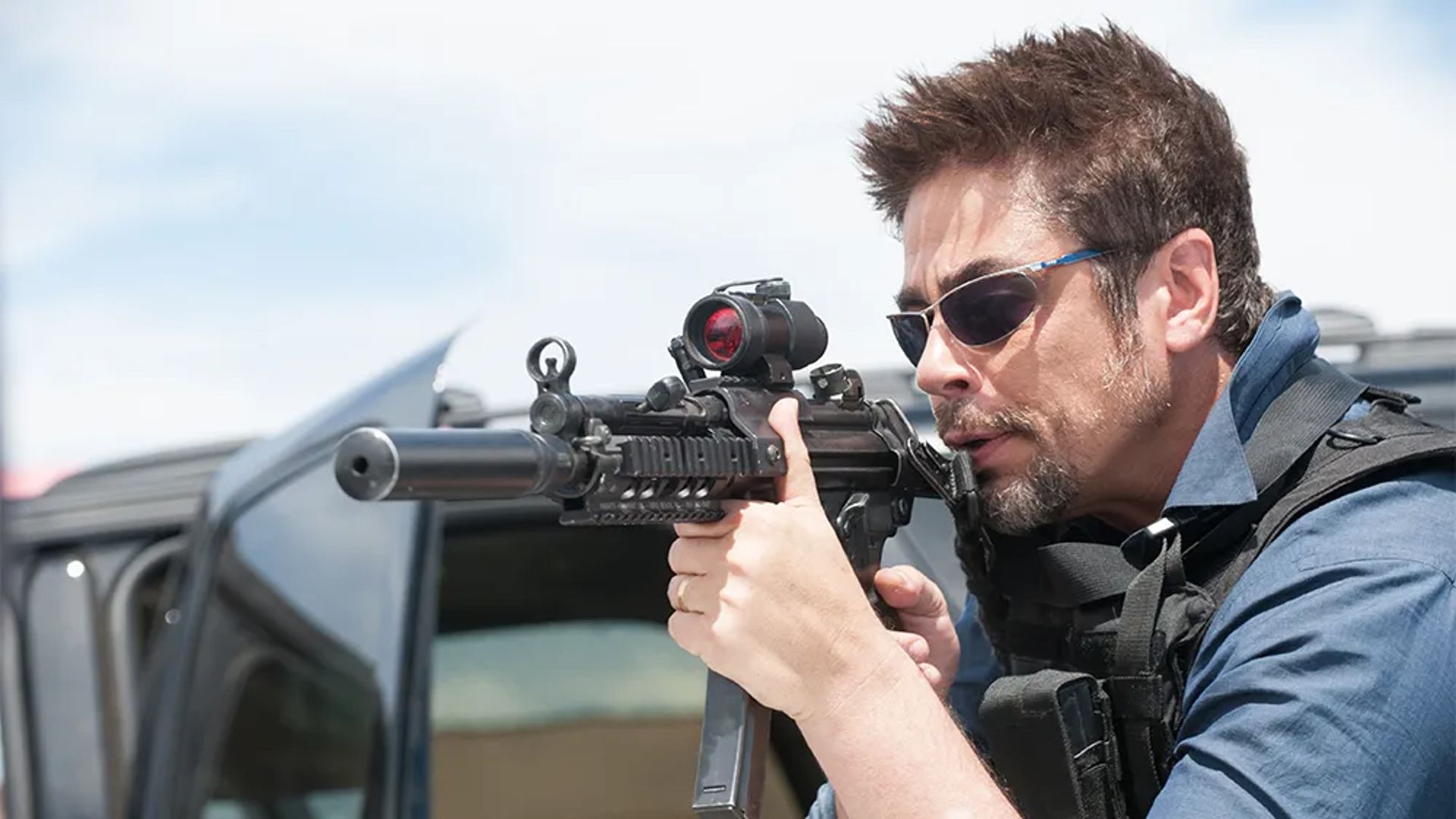 Alejandro aims a gun in Sicario