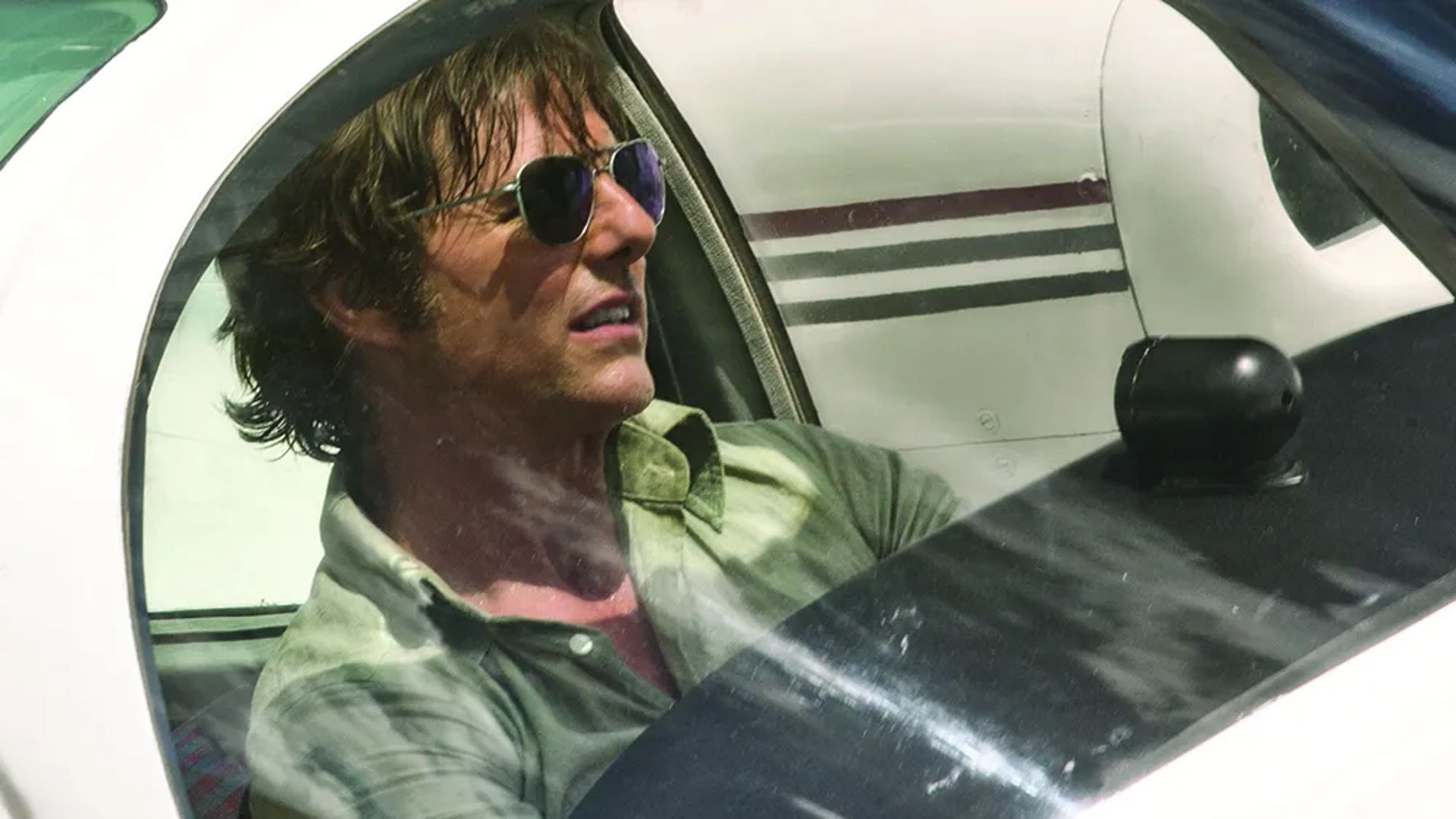 Barry flies a plane in American Made