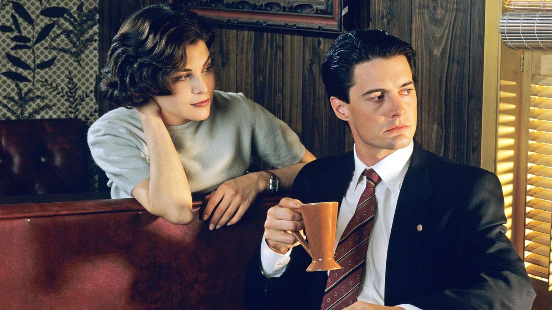 Audrey and Jeffrey pose in a diner in Twin Peaks