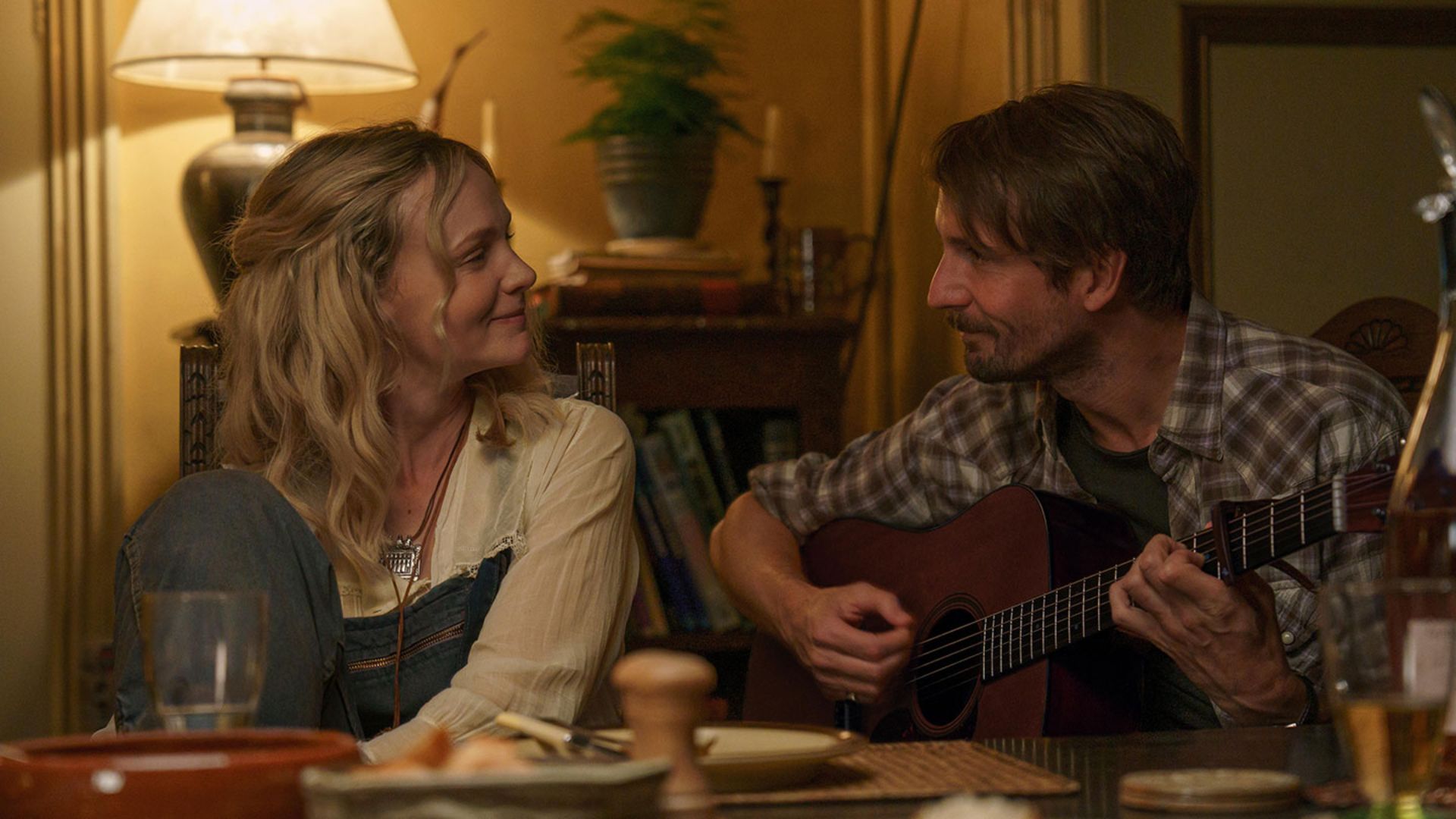 Carey Mulligan with a guitarist in the movie The Ballad of Wallis Island