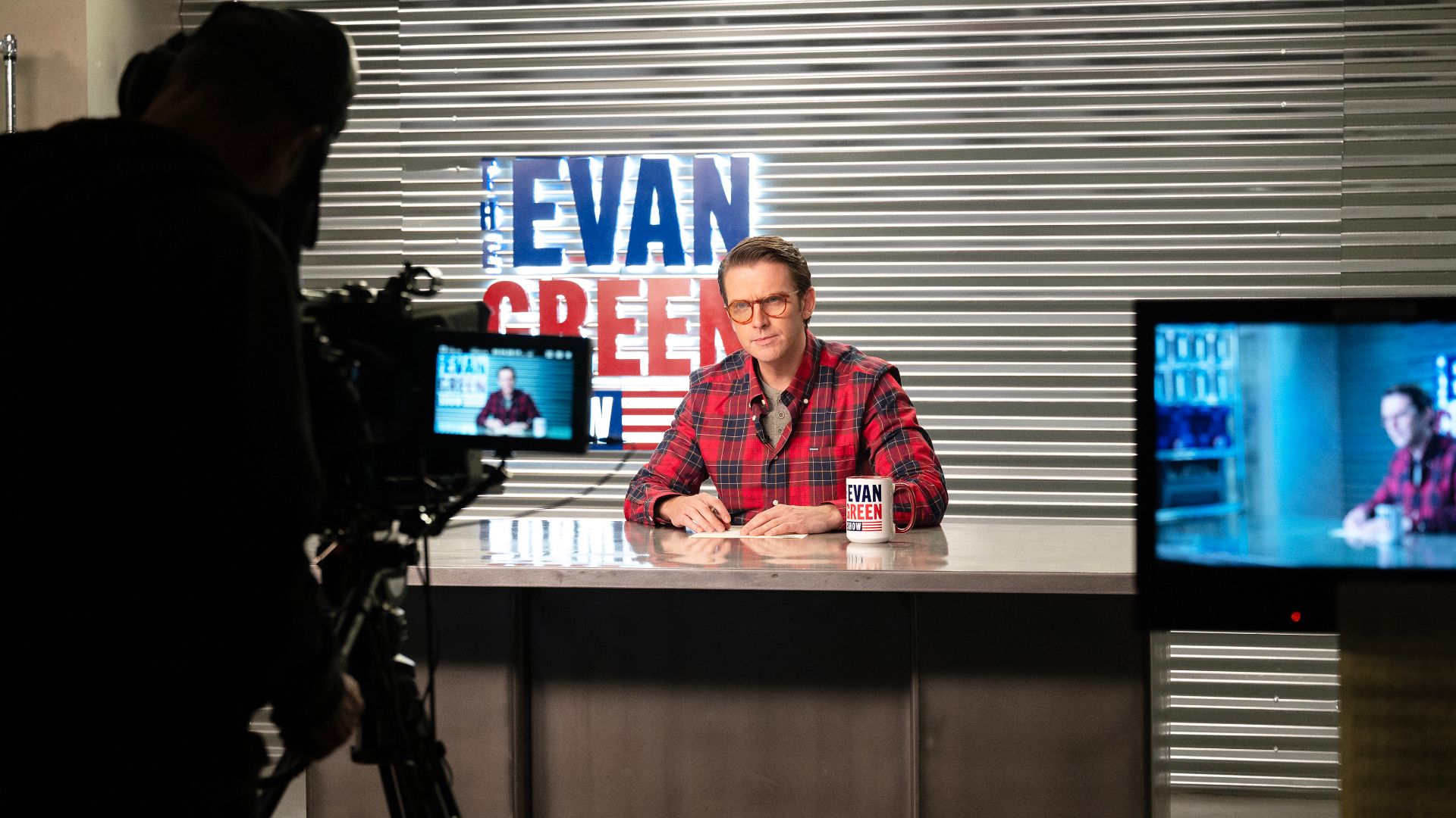 Dan Stevens as Evan Green hosting a talk show in the Netflix series Zero Day