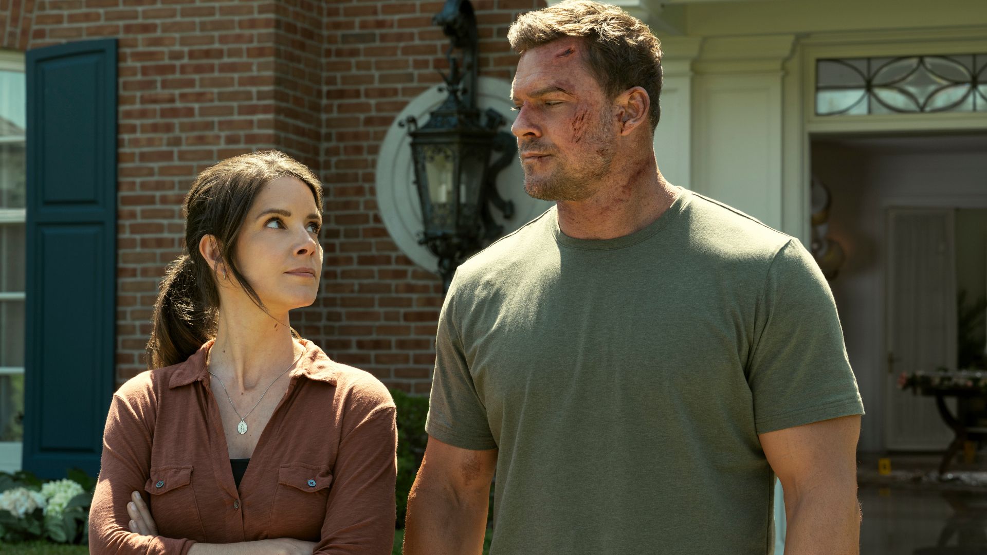 Sonya Cassidy (Susan Duffy), Alan Ritchson (Jack Reacher) look at each other in Season 3