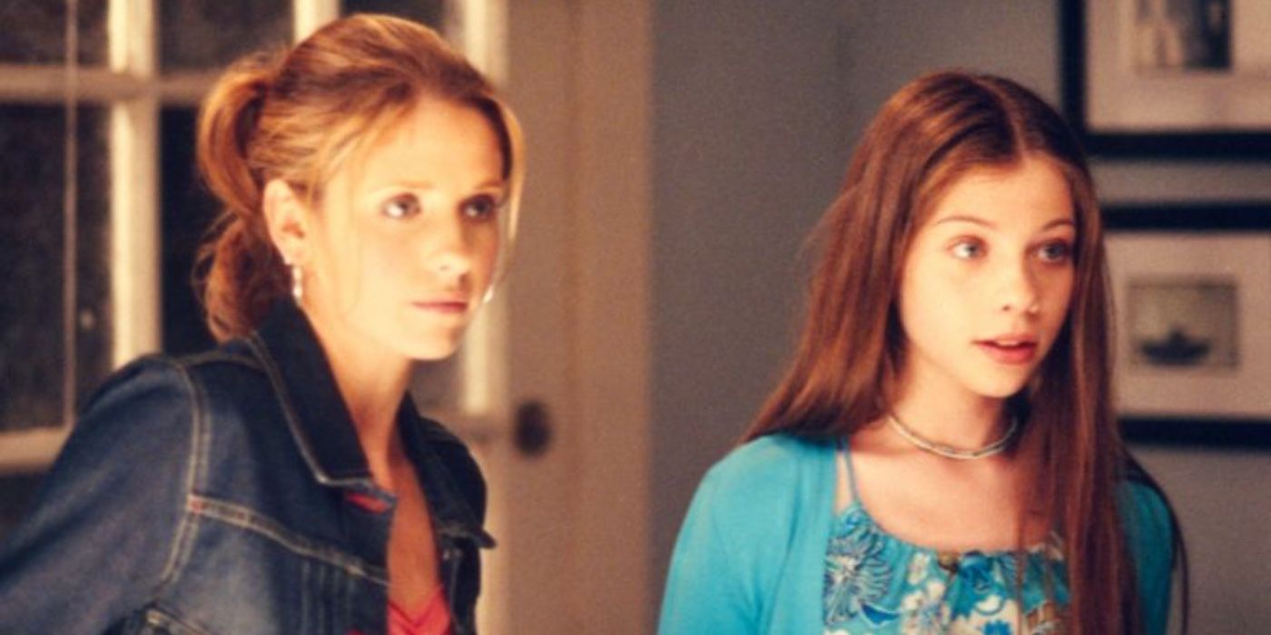 Sarah Michelle Gellar stands next to Michelle Trachtenberg on Buffy the Vampire Slayer