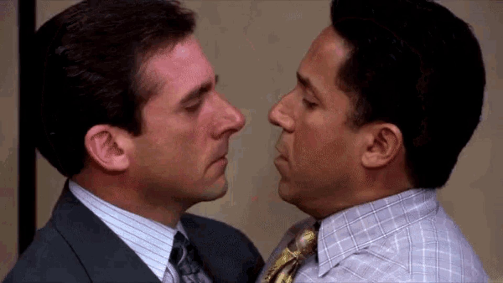 Michael and Oscar kiss in The Office