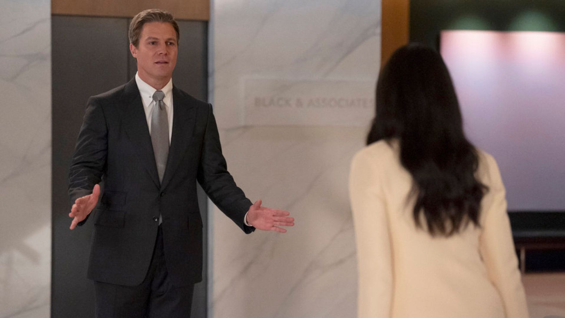 Ted Black (Stephen Amell) and Erica Rollins (Lex Scott Davis) in the Suits LA episode 