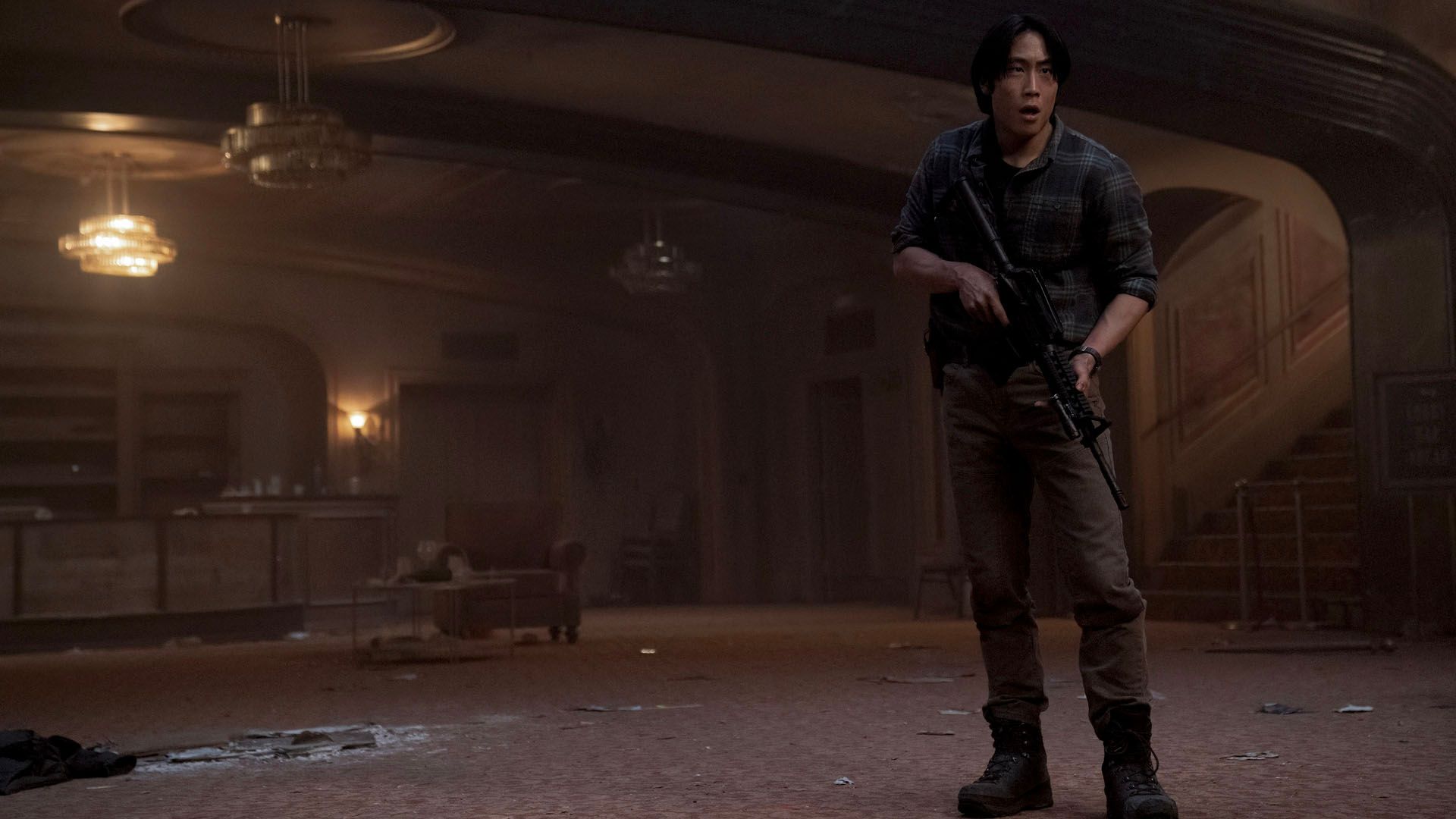 Jesse standing looking shocked while holding a rifle in The Last of Us.