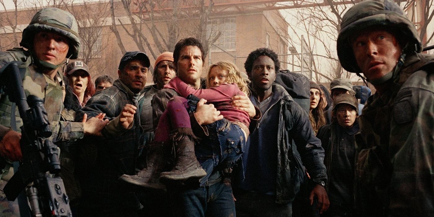 Tom Cruise holds Dakota Fanning in War of the Worlds