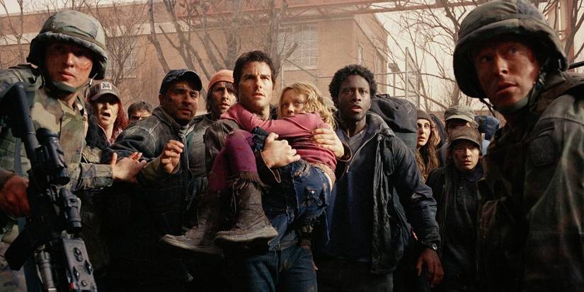 Tom Cruise holds Dakota Fanning in War of the Worlds