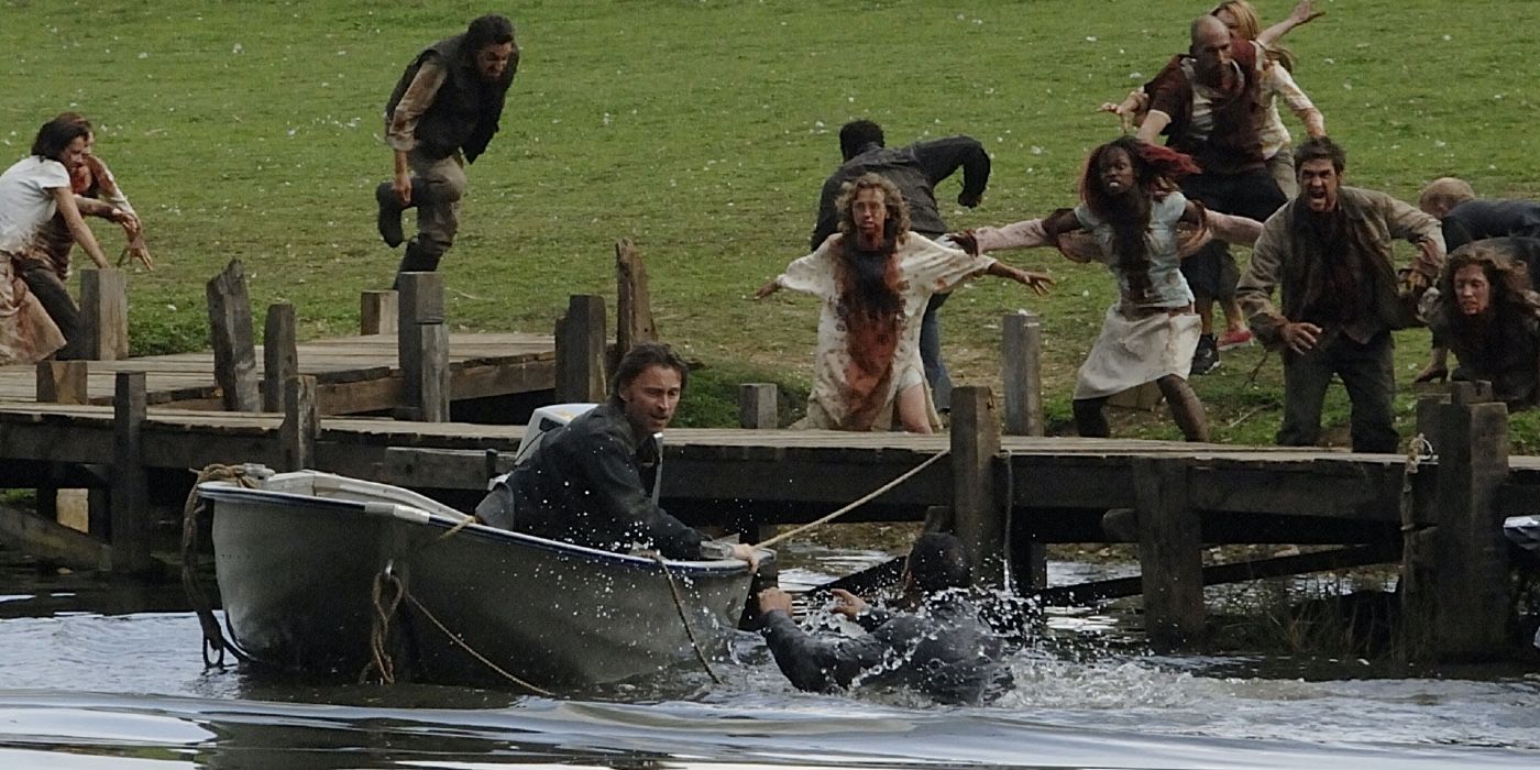 Robert Carlyle in a boat being chased by the infected ain 28 Weeks Later
