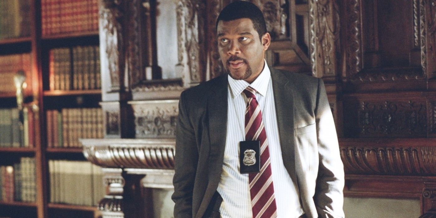 Tyler Perry wearing a badge as Alex Cross