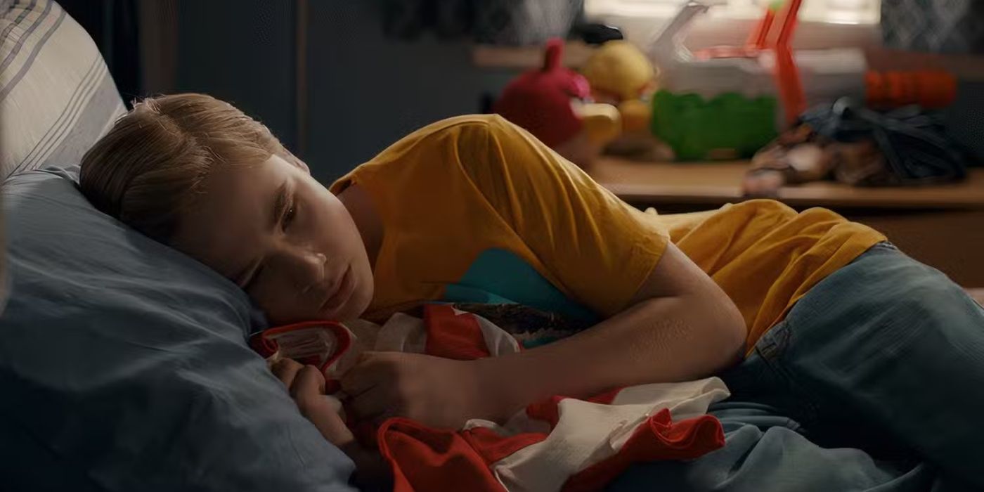 Austin cries with the hockey jersey Gil gave him in the Season 3 finale of 'Ginny & Georgia'