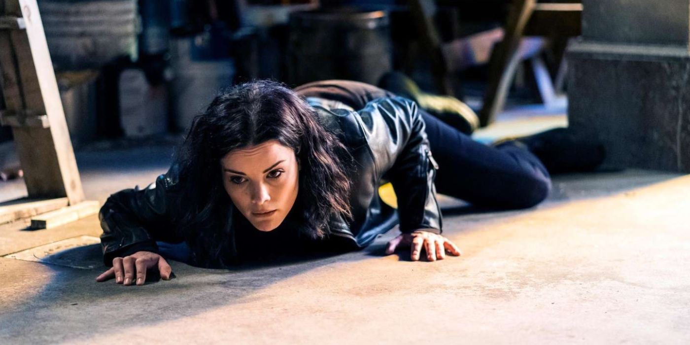 Jane crawls on the floor in Season 5 of Blindspot