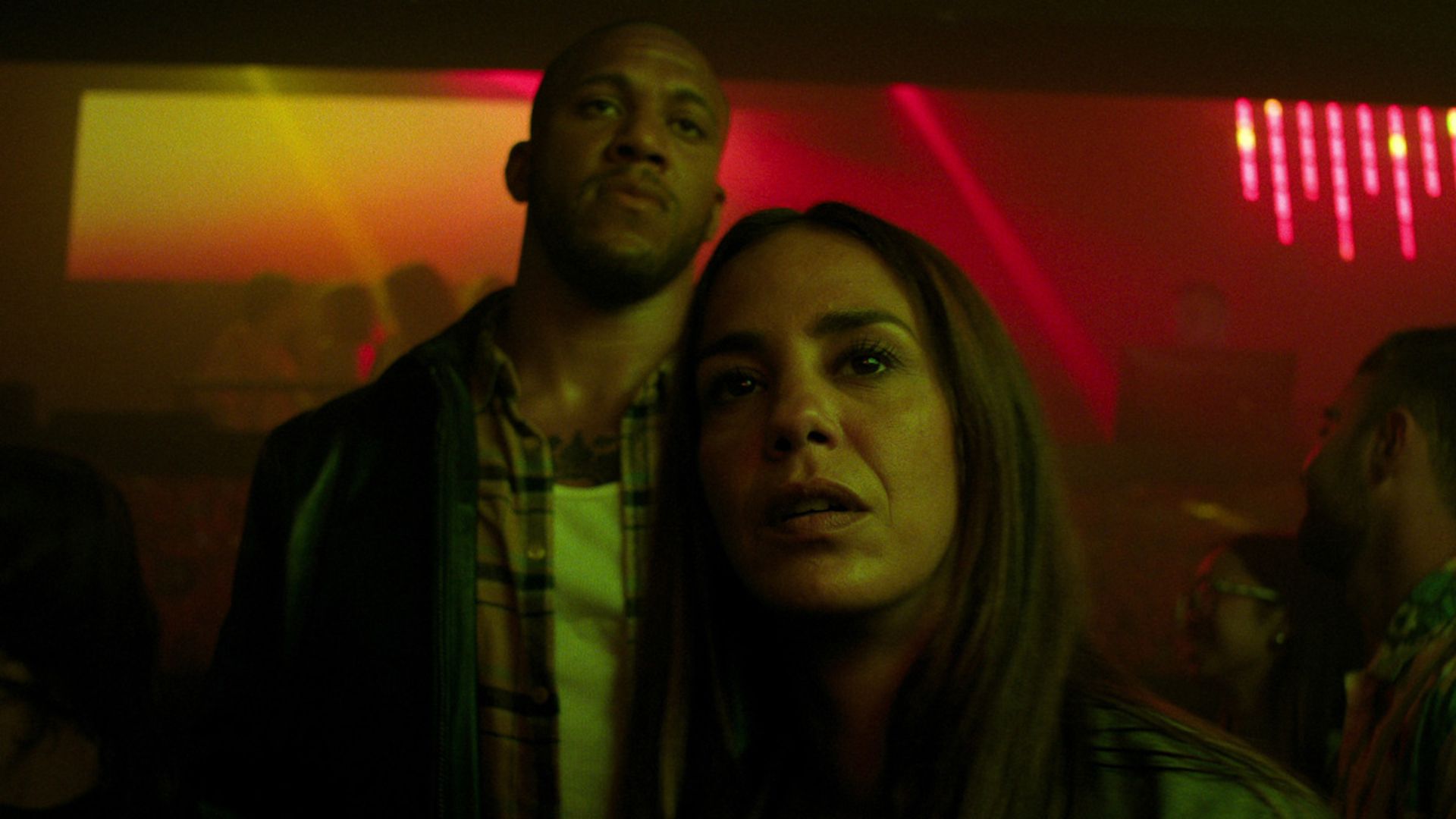 Bastien and Kenza stand in a nightclub in K.O.