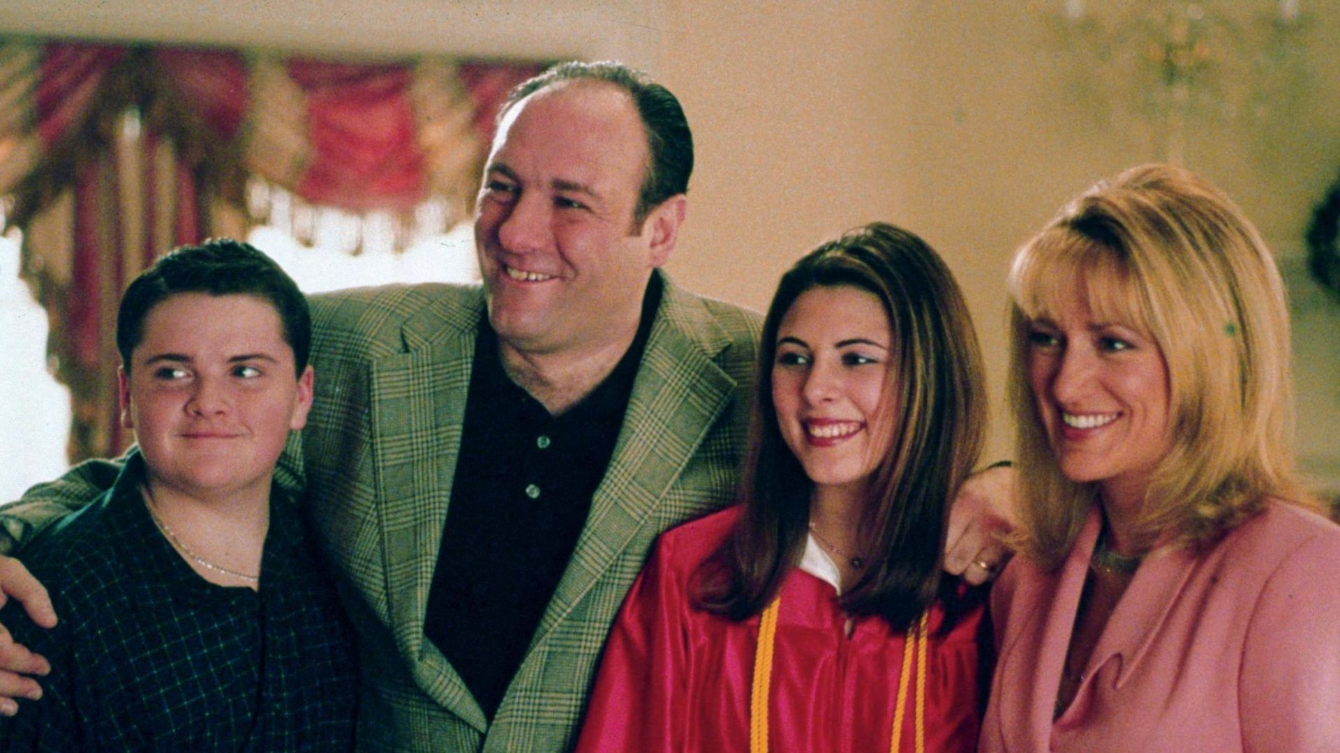 Robert Iler, James Gandolfini, Edie Falco, and Jamie-Lynn Sigler in The Sopranos