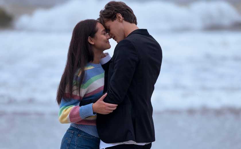 Lola Tung and Christopher Briney as Belly and Conrad on the beach in The Summer I Turned Pretty