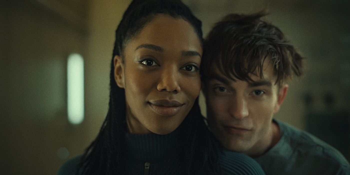 Naomi Ackie and Robert Pattinson in Mickey 17