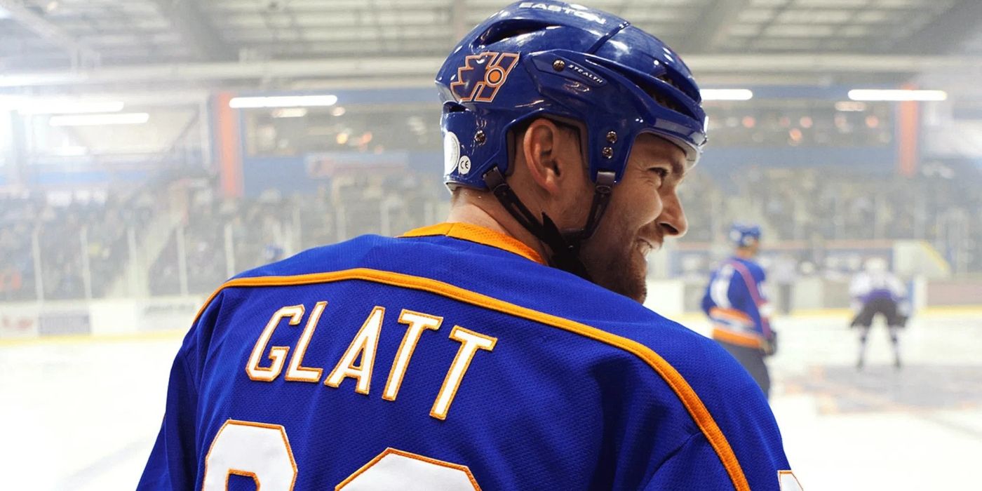 Sean William Scott in Goon wearing a hockey uniform with his back to the camera