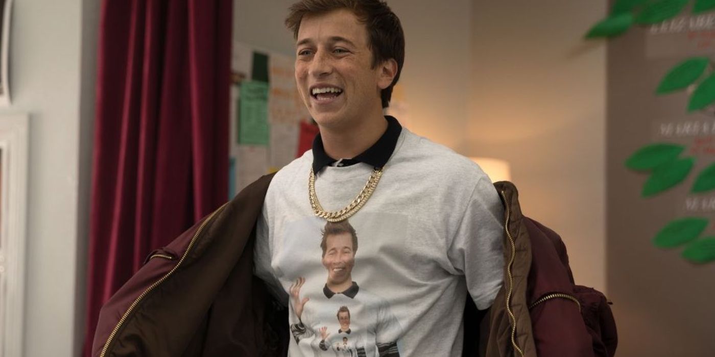 Skyler Gisondo wearing a tshirt with his face on it in Booksmart