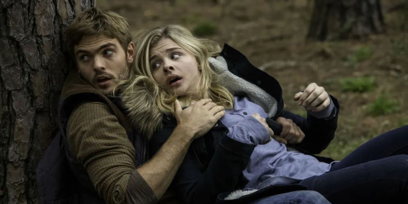 Alex Roe and Chloe Grace Moretz as Evan and Cassie in The 5th Wave 