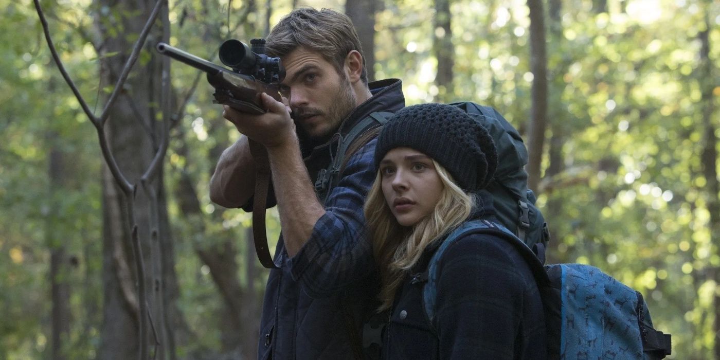 Alex Roe and Chloe Grace Moretz as Evan and Cassie in The 5th Wave