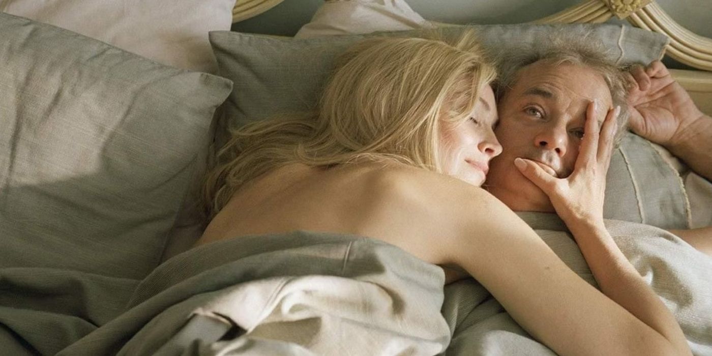 Laura (Sharon Stone) and Don (Bill Murray) canoodle in bed in Broken Flowers (2005)
