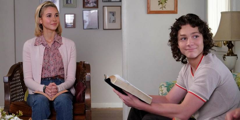 Montana Jordan and Isabel May in Young Sheldon in the living room