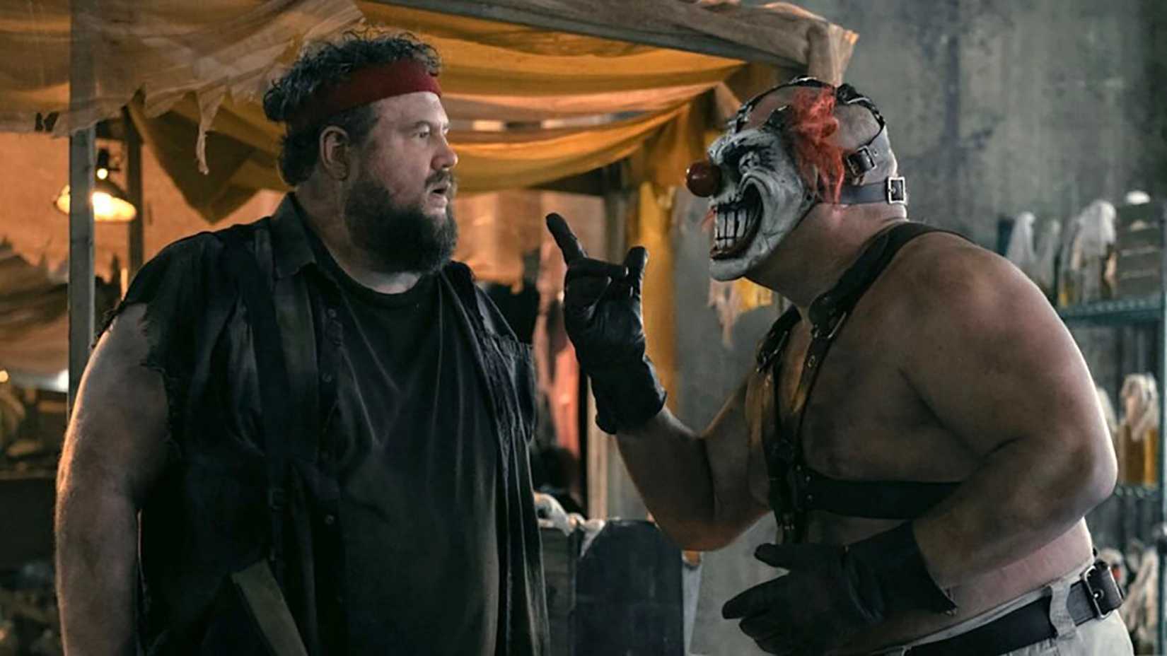 Stu talking to Sweet Tooth in Twisted Metal.