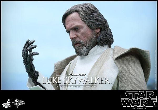 Star Wars: The Force Awakens Luke Skywalker Hot Toys Photo 1