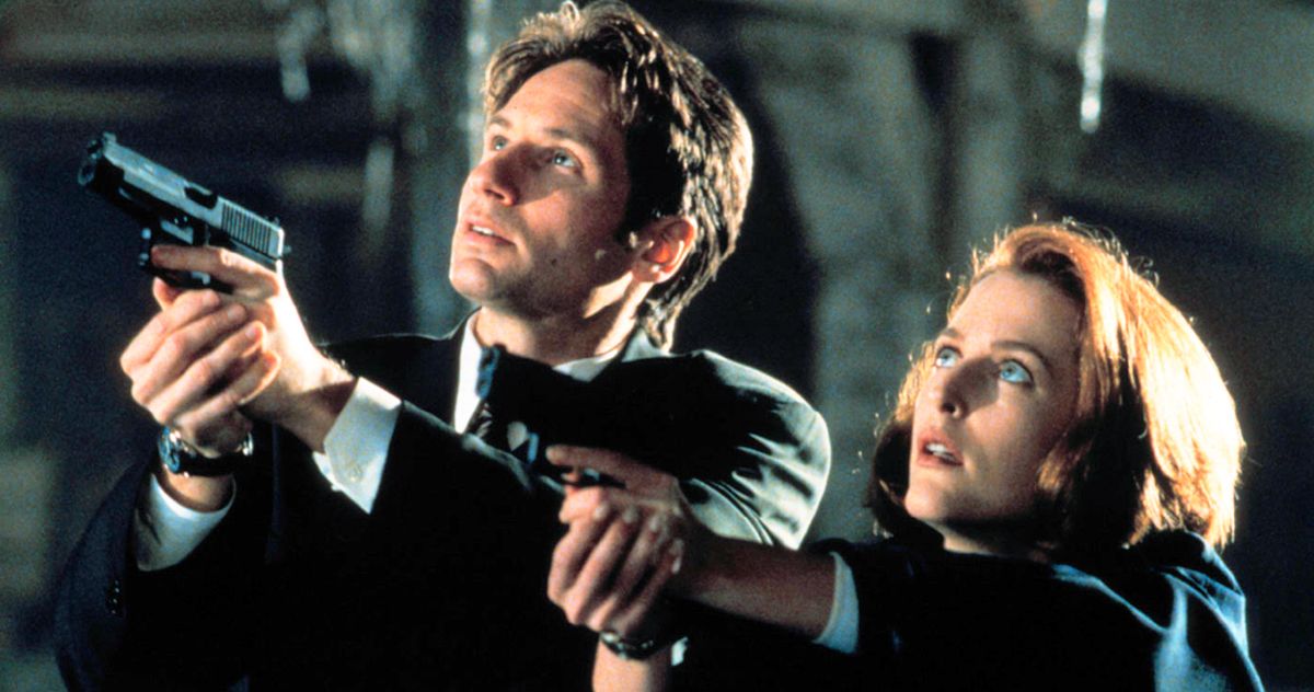 David Duchovny and Gillian Anderson point guns in The X-Files