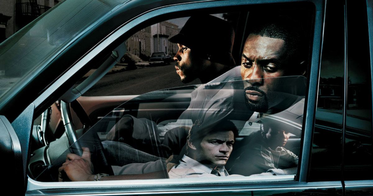 Idris Elba conduce un coche en The Wire