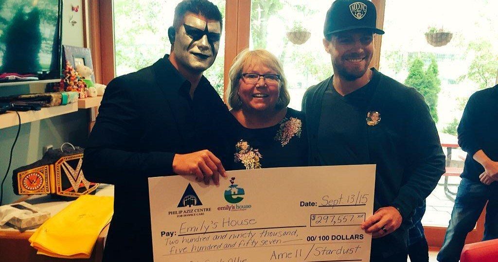 Arrow Star Stephen Amell &amp; WWE's Stardust Unite for Charity