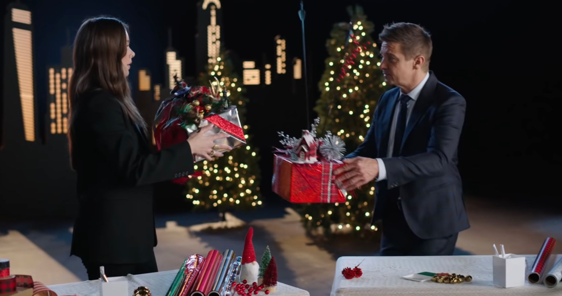 Hawkeye Gift Wrapping Challenge Puts Jeremy Renner &amp; Hailee Steinfeld's Holiday Skills to the Test