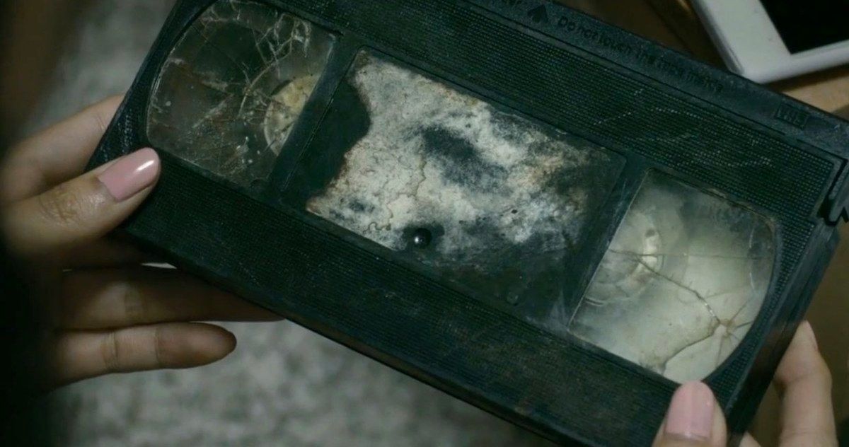 A fita VHS assombrada retorna no primeiro clipe de Sadako Vs Kayako