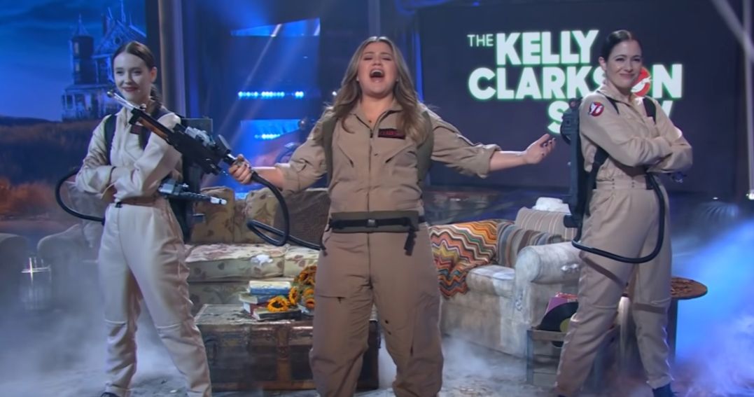 Kelly Clarkson Nails the Ghostbusters Theme for Halloween 'Kellyoke'