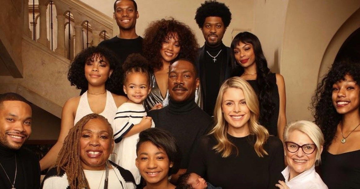 Eddie Murphy Poses for Rare Christmas Photo with All 10 of His Kids