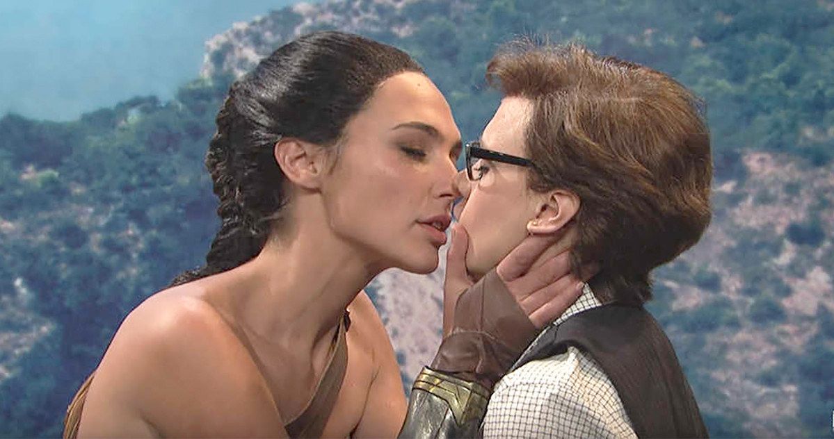 Watch Gal Gadot Make Out with Kate McKinnon on SNL