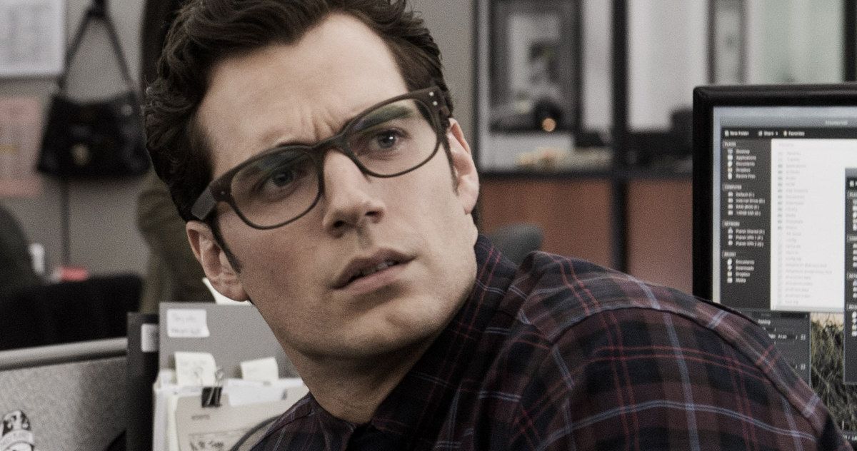 Batman v Superman Star Proves Glasses Are a Good Disguise