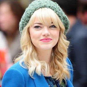 Gwen Stacy Goes on a Dog Walk in The Amazing Spider-Man 2 Set Photos