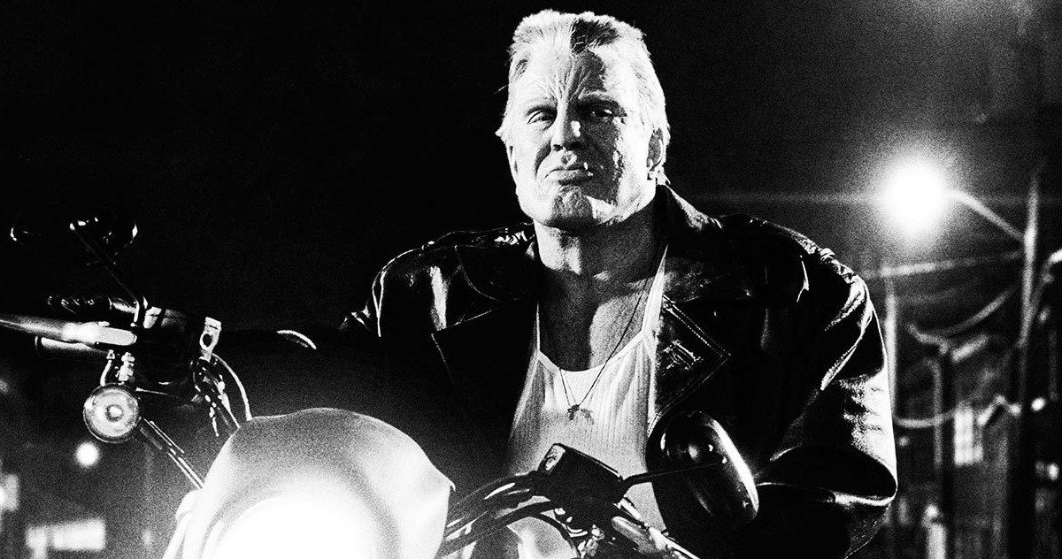Mickey Rourke conduit une moto dans Sin City: une dame pour laquelle tuer 
