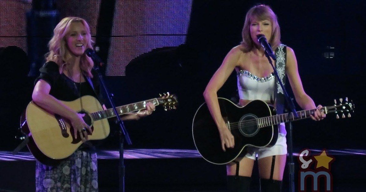 Watch Friends Smelly Cat Get Revived by Taylor Swift &amp; Lisa Kudrow