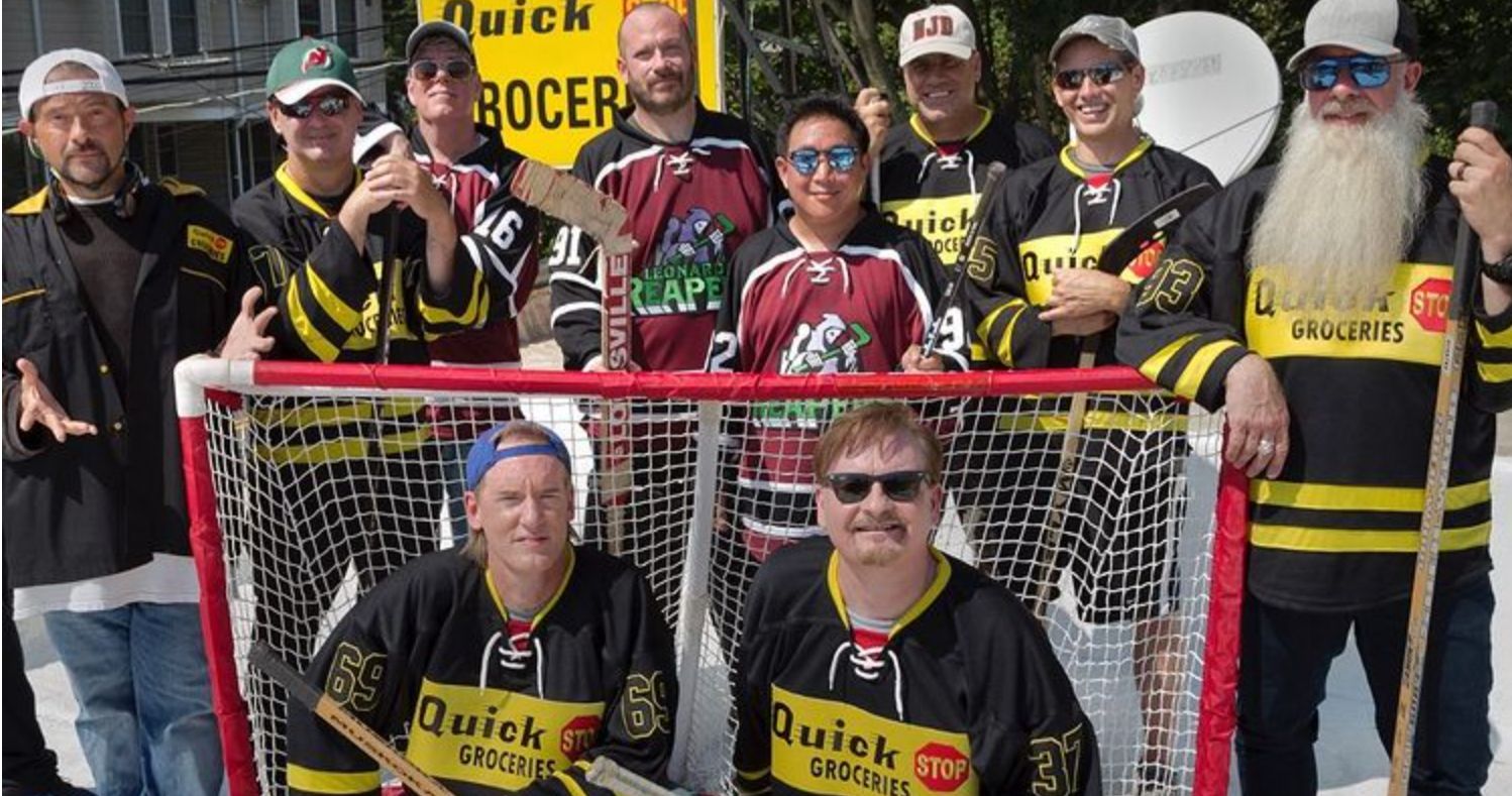 Clerks III Sneak Peek Brings Back Rooftop Hockey with the Quick Stop Team