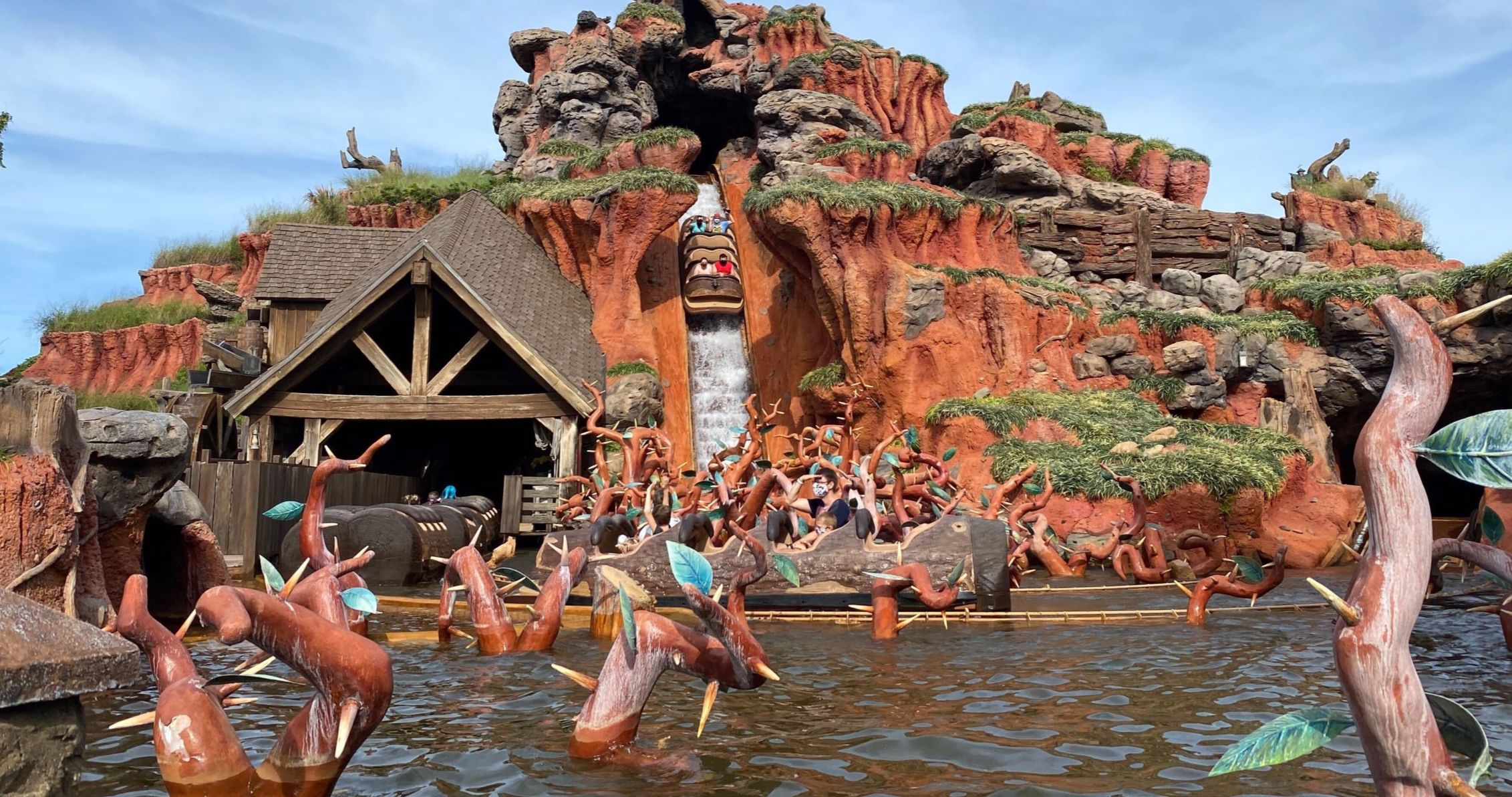 Watch as Splash Mountain Log Flume Sinks During Ride at Disney World