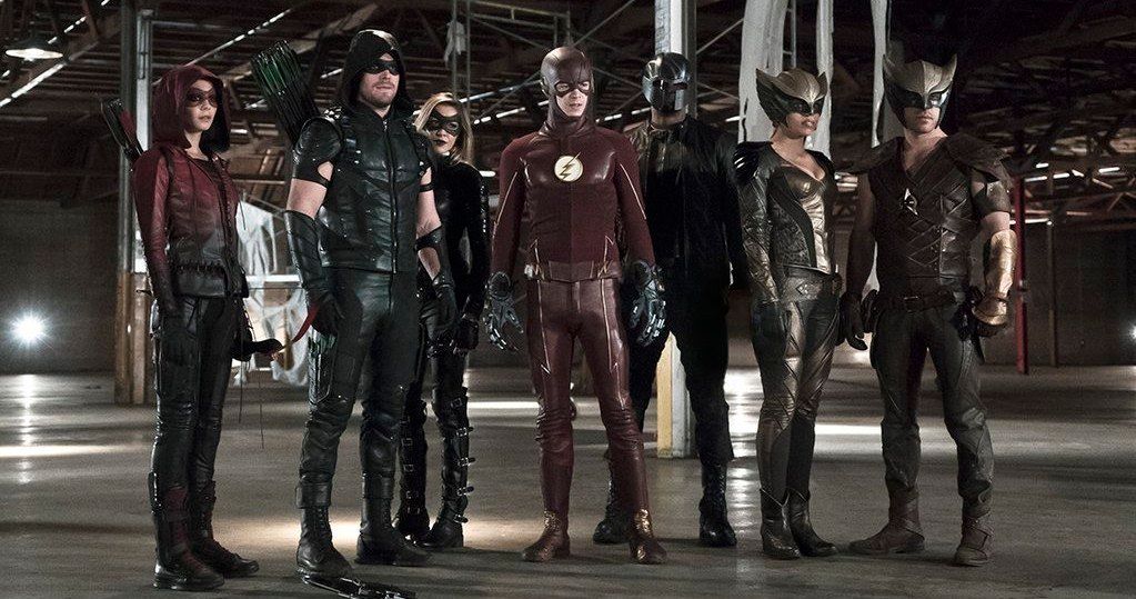 Arrow &amp; Flash Crossover Photo Unites Legends Superhero Team
